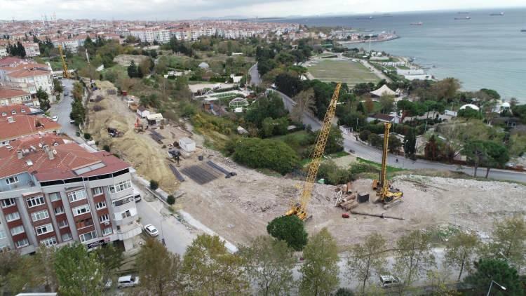 <p>İstanbul Yatırım İzleme ve Koordinasyon Başkanlığı, tarafından açılan yaklaşık 20 milyon TL tutarındaki ihalede kayma bölgesinin kuzey sınırını oluşturan, yaklaşık 1 kilometrelik hatta 130 santimetre çapında ve 30’ar metre boyunda 746 çelik kazık çakılması için 1.5 ay önce çalışmalara başlandı.</p>
<p> </p>