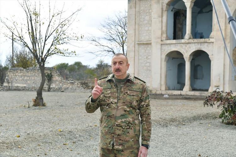 <p>Etrafta bir tek sağlam yapı olmadığına dikkati çeken Aliyev, Ermenistan'ın işlediği savaş suçları nedeniyle hesap vereceğini vurguluyor.</p>
<p> </p>