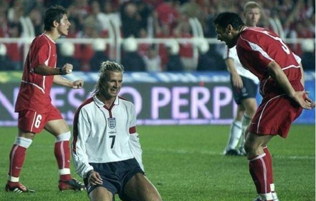 <p><strong>ALPAY ÖZALAN VE DAVID BECKHAM...</strong></p>

<p>Türkiye, 2004 yılında Avrupa Şampiyonası Elemeleri'nde İngiltere'yi ağırlıyordu. İngiltere efsanelerinden olan David Beckham'ın ayağı penaltı vuruşunu yaparken kaymış ve gol atmayı başaramamıştı. O sıralarda Aston Villa'da forma giyen Alpay'ın Beckham'ın yanına giderek kafa tutması, uzun süre gündemi hem Türkiye'de hem de İngiltere'de meşgul etmişti. Alpay, yıllar sonra katıldığı bir programda o olayı şu sözlerle anlattı;</p>

<p>"Böyle anlar maç içerisinde her zaman oluyor. Bunun çok konuşulmasının sebebi o zamanlar benim İngiltere'de oynuyor olmamdı. Beckham'a penaltı kaçırdıktan sonra ne dediğimi yayında söyleyemem. Hatırını sordum diyebilirim."</p>
