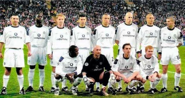 <p><strong>KARL POWER'IN MANCHESTER UNITED FOTOĞRAFINA GİRMESİ</strong></p>

<p>Yeni nesil futbol sahasına dalan insan olarak Jimmy Jump'ı hatırlıyor olabilir ancak Jimmy, ilk değildi... Tarihler Nisan 2001'i gösterdiğinde Manchester United, Münih'te Şampiyonlar Ligi çeyrek finalinde Bayern Münih'in konuğuydu. Maç öncesinde fotoğraf çektiren takımın bir konuğu vardı. Karl Power, takımın arasına karışmış ve fotoğrafta yer almıştı. Power, o olayı yıllar sonra şöyle anlatmıştı;</p>

<p>"Neville, bana dönüp 'Bu da kim?' demişti. Ben de 'Kapa çeneni Gary, bunu senin için değil, Cantona için yapıyoum."</p>
