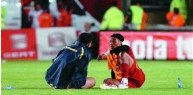 <p><strong>"SULU DERBİ"DE KOYU SOHBET!</strong></p>

<p>Yıllar 2007'yi gösterdiğinde Fenerbahçe, Galatasaray'ın sahasına şampiyon olarak geliyordu. Sonradan tarihe "sulu derbi" olarak geçecen bu maçta çekilen bir fotoğraf karesi de hafızalara kazınmıştı. Fenerbahçe kaptanlarından Ümit Özat ve Galatasaraylı Rigobert Song, saha içinde oturarak birbirleriyle muhabbet etmişti. Yıllar sonra o anı anlatan Ümit Özat, Köln'e transferi için takımla bilgi aldığını şu sözlerle ifade etmişti;</p>

<p>"Maç olaylar nedeniyle durmuştu, sezon sonunda Köln'e gidecektim. Song da Köln'de oynamıştı. Kulüp ve şehir hakkında bilgi almıştım, transferimi konuşmuştuk."</p>
