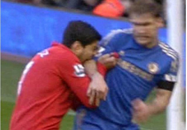 <p><strong>OTMAN BAKKAL'DAN SONRA IVANOVIC...</strong></p>

<p>Luis Suarez'i sahadaki yetenekleriyle olduğu kadar çizgiler içindeki hareketleriyle de tanıyoruz. Manchester United'lı Patrice Evra'ya ırkçı ifadede bulunma, Everton maçında gol sevincinde kendini rakip yedek kulübesi önüne atmak gibi vukuatları bulunan Uruguaylı yıldız, golleriyle olduğu kadar ısırıklarıyla da meşhur. Liverpool-Chelsea maçında Branislav Ivanovic'i ısıran Suarez, uzun süre gündemi meşgul etmişti. Suarez, 2-2 biten karşılaşma sonrasında özür dilese de 10 maçlık ceza almaktan kurtulamamıştı.</p>
