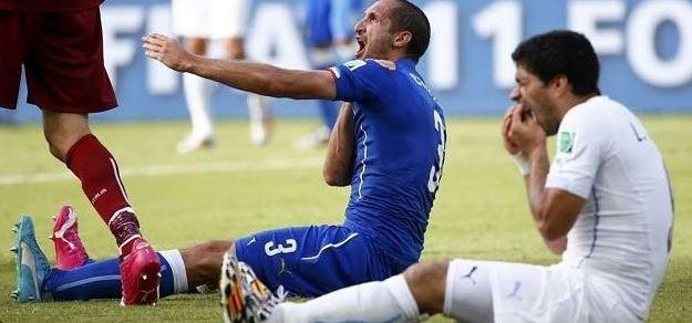 <p><strong>CHIELLINI DE SUAREZ'LE TANIŞTI!</strong></p>

<p>Suarez'in Ivanovic'i ısırmasının üzerinden uzun süre geçmemişti ki Uruguaylı bu kez Dünya Kupası'nda sahne aldı. İtalya ile oynanan grup karşılaşmasında Giorgio Chiellini'yi hedef alan Uruguaylı, karşılaşma sonrasında "Derin pişmanlık yaşıyorum. Giorgio ve tüm futbol camiasından özür diliyorum. Bir daha böyle bir olaya sebep olmayacağım." sözleriyle pişmanlığını dile getirmişti. Olan ise Otman Bakkal ve Ivanovic'ten sonra Suarez'in dişlerinin tadına bakan Chiellini'ye oldu. Suarez ise 4 aylık men cezası aldı.</p>
