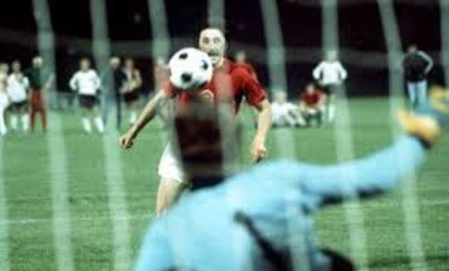 <p><strong>PANENKA PENALTISI DOĞDU!</strong></p>

<p>Yıllarca beklenmiş 1976 Avrupa Şampiyonası'nın sonu gelmişti. Antonin Panenka, şampiyonu belirleyecek vuruşta topun başına gelmişti. Çekyalı futbolcu daha önce eşine rastlanmamış bir vuruş yapmış ve futbol literatürüne bir penaltı türü kazandırmıştı. O olayı şöyle anlatıyor;</p>

<p>"O gol, iki senelik bir çalışmanın ürünü. Turnuva öncesinde takım arkadaşlarım böyle bir şey yapacağımdan haberdardı ve gol olacağından yüzde 100 eminlerdi. Ben ise yüzde 1000 emindim! Çünkü hiçbir kalecinin köşeye atlamadan durmayacağını biliyordum. Tek sıkıntı, turnvuanın en iyi kalecisi seçilen Ivo Viktor'a karşı kullanmış olmamdı. Sonrasındaysa 'Ivo'ya atmayı başardıysam herkese atarım.' diye düşündüm."</p>

<p> </p>

<p> </p>
