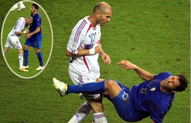 <p><strong>Dünyanın en ünlü kafası</strong></p>

<p>2006 Dünya Kupası finalinde Fransa ile İtalya karşı karşıya gelmişti. Efsane oyuncu Zidane'ın son turnuvasıydı.Bir pozisyon sonrası Materazzi'nin sözlü eylemine karşılık Zidane bir an durur, döner ve Materazzi'nin göğsüne kafasını yapıştırır.Zidane, Materazzi'nin kışkırtıcı sözlerinden sonra bu hareketi yapmış ve oyundan ihraç edilmişti. Devamında penaltı atışlarında 5-3 ile kupayı İtalyanlar kazanırken Zidane'ın kafası ise maçın çok önüne geçmişti.</p>
