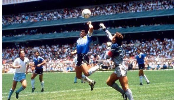 <p>1986 Dünya Kupası çeyrek finalinde Arjantin ile İngiltere karşılaşıyordu.Efsane kaleci Peter Shilton yapılan bir ortada Maradona'nın yükseldiğini görünce rahatça topa hareket eder. Ama Maradona, yıllar sonra "Tanrı'nın eli" denilecek olan hadisede sol eliyle topu ağlara gönderir. Ekran başında izleyenlerin tereddütsüz şekilde gördüğü 'el'i sadece hakem görememişti. Shilton'un yaptığı itirazların geçerliliği yoktu. Tabela 1-0'ı çoktan yazmıştı. Çok geçmeden Maradona, çoğu insanın "yüzyılın golü" dediği yani kendi sahasından aldığı topla İngilizlerin yarısını çalıma dizip attığı golle 2-0'ı yakalar ve maçı kopartır.</p>
