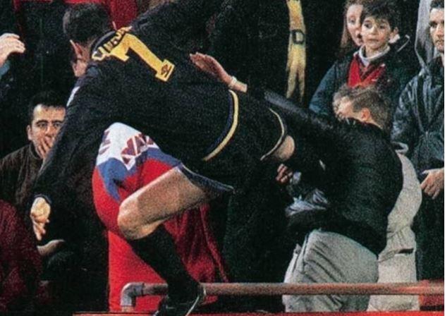 <p>Eric Cantona Crystal Palace maçında gördüğü kırmızı kart sonrası oyundan çıkarken tribünden bir taraftar kendisine "Evine dön pis Fransız" der ve Cantona, görevlileri aşarak uçan tekme ile taraftara kendince cevabını verir. Bu hareket ona pahalıya mal olur ve tam 9 ay futboldan uzaklaştırılır.</p>

<p> </p>
