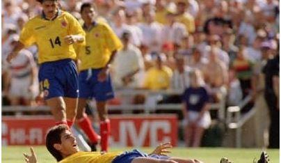 <p>1994 Dünya Kupası grup maçında henüz 27 yaşında olan Andres Escobar her savunmacının yapabileceği bir hatayı yapıyor ve kendi kalesine gol atıyordu.Fakat bu gol ülkesi Kolombiya'nın favori olarak gösterildiği gruptan çıkamamasına sebep oldu. Dünya Kupası sonrası akraba ziyareti için ABD'de kalan Escobar, bir gece arkadaşlarıyla barda eğlendikten sonra otoparka indiğinde üç kişinin silahlı saldırına uğradı ve arkadaşlarının hastaneye kaldırmasına rağmen hayatta kalamadı.Escobar'ın cenazesine yüzbinler katıldı.</p>
