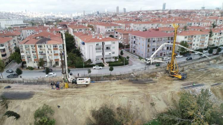 <p>Ambarlı Mahallesi’nde 1999 depremi ardından bölgedeki toprak kayması görülürken, buradaki kanalizasyon sistemi de sık deformasyona uğradı. Hazırlanan raporlar üzerine bölge Bakanlar Kurulu tarafından 2005 yılında alınan kararla 'Afet Risk Alanı' ilan edildi. </p>
