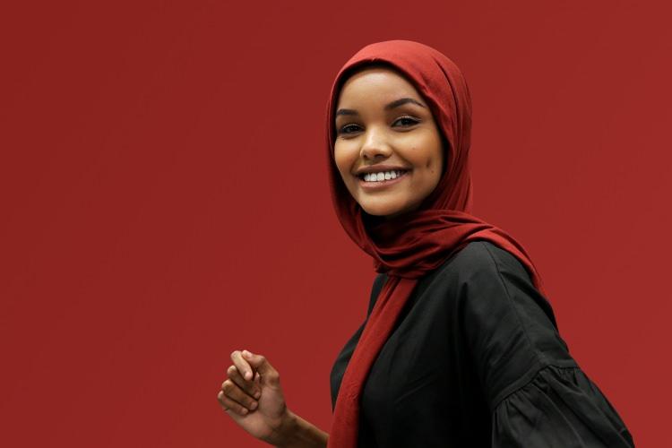 <p>Yıllar önce ilk kez bu sektöre giren Aden, siyah başörtüsünden vazgeçtiği içinde pişman olduğunu belirtti. Aden, <strong>"Covid-19'a teşekkür ederim. Endüstriye ara verince sonunda kişisel tesettür yolculuğumda yanlış yere gittiğimi fark ettim"</strong> şeklinde konuştu. </p>