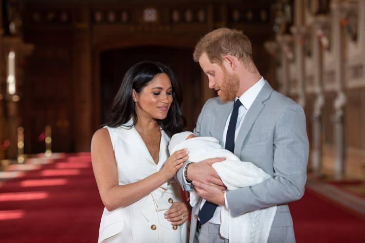 <p>New York Times'ta yer alan habere göre; Markle, dengesini kaybettip düştüğü bir anda gözlerini hastane odasında açtı. Sağlık durumunun iyi olduğunu ancak düşmenin etkisiyle bebeğini kaybettiğini söyledi. </p>