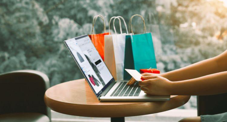 <p>İptal edilen kartın borcu devam etse de kredi kartı aidatı bu süre boyunca alınamaz.</p>