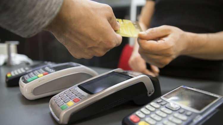 <p>KOMİSYON KAZANCI DA VAR, PAZARLIK YAPIN</p>
<p>2014’te yapılan düzenlemeyle kredi kartı aidatı yasal bir zemine kavuştuğu için bankaların kredi kartı aidatını iade etme zorunluluğu yok. Fakat bankalar kendi inisiyatifleri ile almış oldukları aidatları her zaman iade etme, erteleme ya da puana çevirme gibi seçenekleri tercih edebilirler. Bunun için bankanızla görüşüp, aidat alındıysa iadesini, para puan olarak yüklenmesini isteyebilirsiniz.</p>