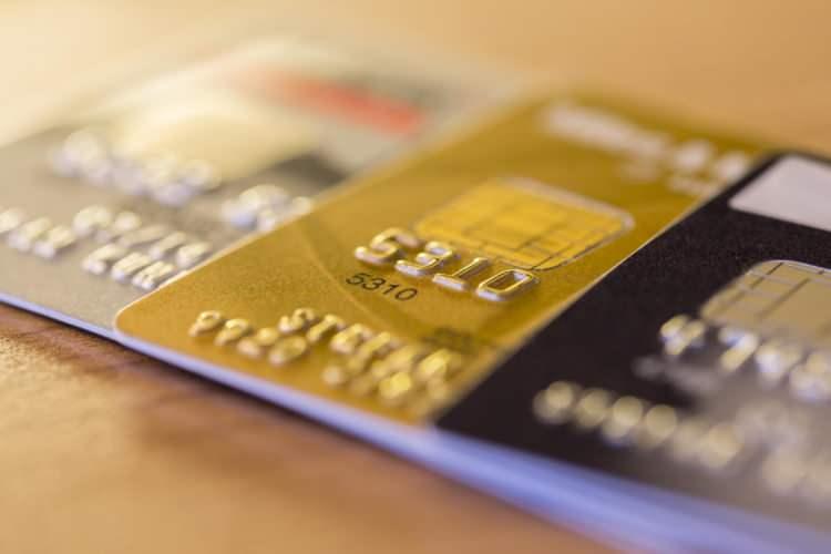<p>AİDATSIZIN DA AVANTAJLARI VAR</p>
<p>Aidatsız kartlarda taksit, puan, bonus veya kampanyalardan yararlandırma gibi ek avantajlar bankaların inisiyatifinde. O yüzden iyi araştırın. Bazı aidatsız kartların özellikleri aidatlı kart gibi. ‘Aidatsız kartta taksit, puan yok’ söylemi bir efsane. Bankalar belli ücret karşılığında yapılan harcamaları taksite bölüyor, ödemeleri erteliyor. Aidatsız kartla 12 ay taksitle nakit avans dahi çekilebiliyor. Hatta yakınlarınız için de aidatsız ek kart çıkarabiliyorsunuz.</p>