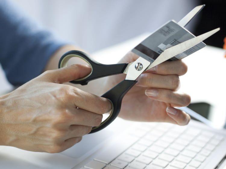 <p>Aidatlı kartı, aidatsız kartla değiştirmek isteyenlere bankalar, herhangi bir ek şart getiremez.</p>
<p>Kartın borç bakiyesi ve taksidi olsa dahi, tüketici talep edince bankalar kartı iptal etmek zorunda.</p>