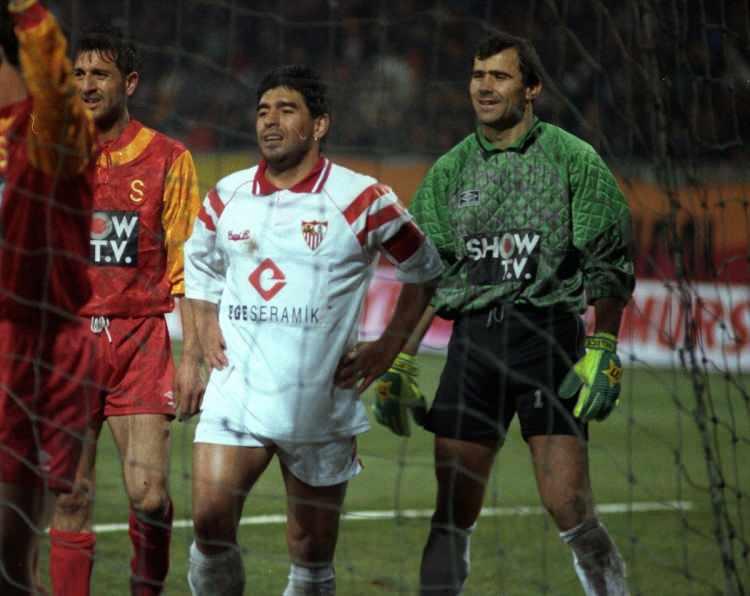 <p>1992 yılında Sevilla ile Galatasaray arasında oynanan hazırlık maçında oynayan Maradona, ortaya koyduğu performansla yine kendine hayran bırakmıştı.<br />
<br />
1-1 sona eren maçta sarı-kırmızılıların golünü Torsten Gütshow atmış, İspanyol ekibinin sayısı ise Davor Suker'den gelmişti</p>
