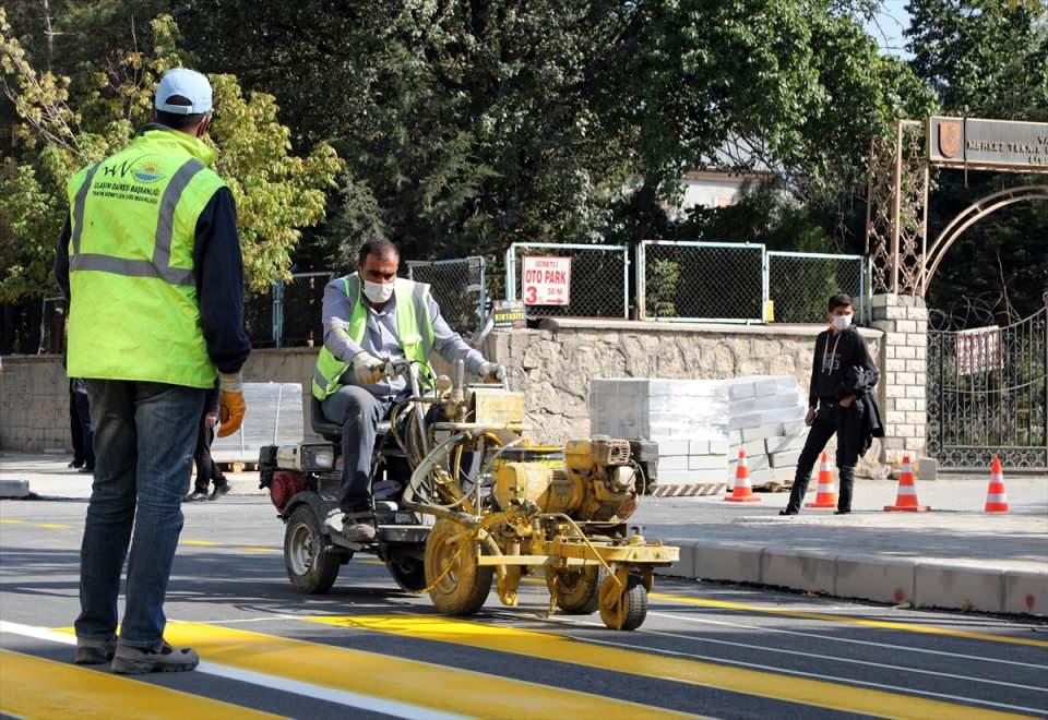 <p>Bu sözü vatandaşımıza verdik ve yerine getirdik. Açık ihale ve elektronik ihale sistemine geçtik. Bütün ihalelerimiz ve meclis kararlarımız web sayfamızda canlı olarak yayınlanmakta. Her ihalemizin sonucunu da hangi firmada yüzde kaç kırımla kaldığı kamuoyuyla paylaşılmakta. Vatandaşların bizden ciddi anlamda bir şeffaflık talebi var. Bunu yerine getirmeye ve kaynaklarımızı verimli kullanmaya çalıştık."</p>

<p> </p>
