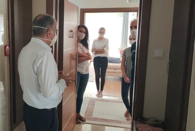 <p>Hastanın gerekli olmadıkça ortak alana girmemesi diğer aile üylerinden ayrı bir odada yaşaması gerekir. Ayrıca hastanın sık sık ılık duş alarak vücut ısısı normal tutulmalı. Evin cıaklığı hastanın vücut ısısına göre aranmalı. Diğer aile üyelerinin de aynı zamanda ılık suyla banyo yapması faydalı olacaktır. Ilık banyo vücudun rahatlamasına ve bağışıklık sisteminin direncinin artmasına yardımcı olur. Ancak ortak alan olan banyo ve tuvalet yerleri hastadan sonra anında temizlenmeli ve ortalama 3 saat havalandırılmalı.</p>