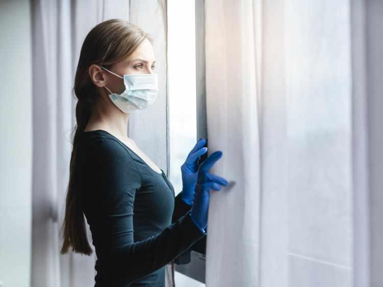 <p>Hastanın odasından çıktıktan sonra eller iyice yıkanıp bir balkon ya da pencereye çıakrak temiz hava alınmalı. Temiz hava akciğerleri güçlendirir. </p>