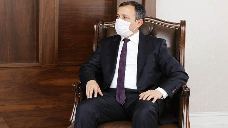 <p><strong>ARI KOVANI GİBİ </strong></p>
<p>Açıkçası karmaşık cihazlarla donatılmış, bilimkurgu filmlerini andıran bir yer bekliyordum. Ancak gayet mütevazı ama aynı oranda ciddi ve sükûnet içinde bir ortamla karşılaştım. Dar bir koridorun iki tarafına sıralanmış odalarda arı gibi çalışan ekipler önlerindeki işe odaklanmıştı. Gönüllülerden alınan veriler kayda geçiriliyor, raporlar hazırlanıyordu. Tıbbiyelilerin meşhur soğukkanlılığı buraya da hâkimdi. Benim heyecanıma karşın onlar gündelik bir rutini yerine getirircesine rahatlarlardı. 21 yıllık birikim COVID-19’a karşı seferber olmuştu.</p>