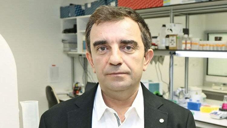 <p><strong>BEN DE GÖNÜLLÜ OLDUM </strong></p>
<p>Merkezdeki çalışmalar tamamen gönüllüler üzerinde yürütülüyor. ‘Faz-1’ için 44 gönüllü ile çalışılıyor. Faz-2’de daha fazla sayıda gönüllü ile çalışılacak. Merkezde bu gönüllülerin kayıtları da yapılıyor. Ben de kaydımı yaptırarak gönüllü oldum. İkinci aşamada aşı benim üzerimde de uygulanacak.</p>