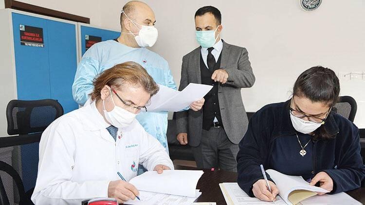 <p><strong>SORUMLU BİR BİLİM İNSANI </strong></p>
<p>Aşı çalışmalarını başarıyla yürüten Erciyes Üniversitesi Aşı Araştırma ve Geliştirme Merkezi (ERAGEM) Müdürü Prof. Dr. Aykut Özdarendeli, sahasındaki en tecrübeli isimlerden. Anadolu’da çok can alan zehirli kenelere karşı da başarılı bir mücadele yürütmüş bir mikrobiyolog. Sakin, temkinli ve özgüvenli bir duruşu var. Tamamen aşı çalışmalarına odaklanmış durumda. Bilim ahlakından ve bilim insanı sorumluluğundan ödün vermiyor. Bugüne kadar basına doğrudan hiçbir demeci veya açıklaması olmadı.</p>