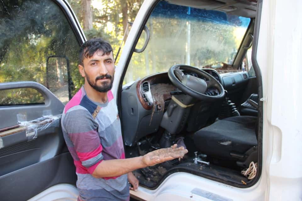 <p>Aracımla geçerken asfaltın oynadığını hissetim. Hızlı bir şekilde yoldan geçtim. Arkamda 2 araç vardı onları da uyardım. İleri gitmek ile geri gitmek arasından kaldı araçlar. Bir kamyonet olmasına rağmen açılan büyük çukurun içerisine düştü. Şehirciliğe adım atan bir ilçede böyle şeylerin olması gerçekten utanç verici” dedi.</p>

<p> </p>
