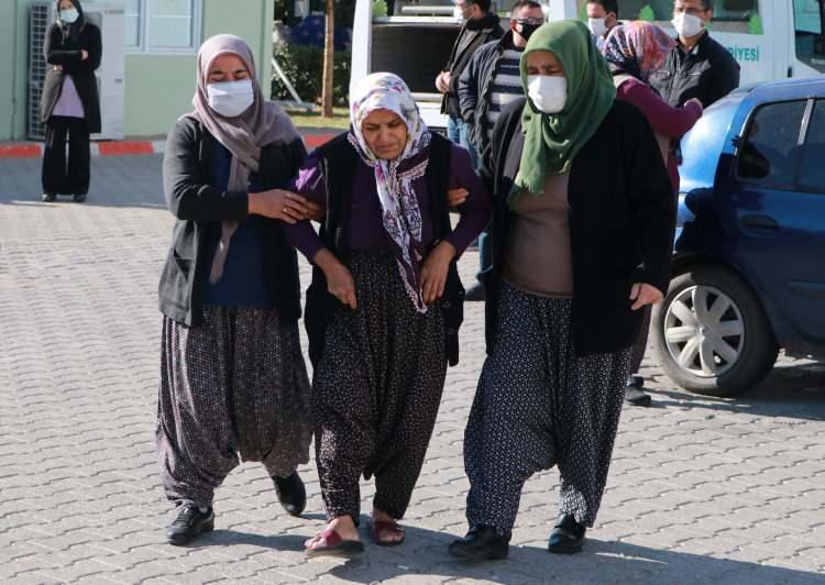 <p>Akciğere inen virüs nedeniyle ağırlaşan Özlem yoğun bakıma alındı. Ancak tüm müdahalelere rağmen kurtarılamadı. Kızını düğününden 4 gün sonra kaybeden baba Hasan Özcan ve annesi Ayşe Özcan cenazede fenalaştı. </p>
