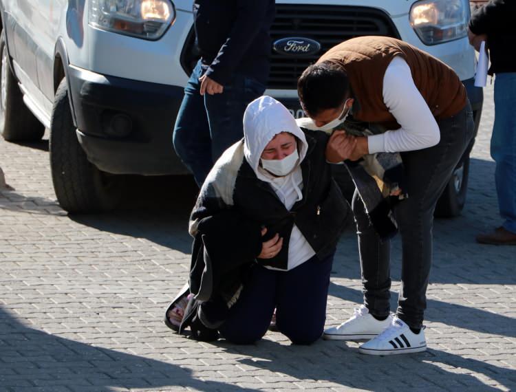 <p>Genç kadının amcasının oğlu ise "4 gün önce gelinlikle gönderdik, bugün kefenle aldık" sözleriyle acısını dile getirip herkesin tedbirlere uyması gerektiğini hastalığın şakaya gelmediğini belirtti. </p>