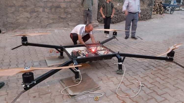 <p>Siirt’te yaşayan 46 yaşındaki Burhan Canpolat, çocukluk hayali olan uçan arabayı yapmak için farklı yerlerden parça topladı. Sonunda uçan arabasına kavuşan Canpolat, ilk denemesinde aracını uçurmayı da başardı.<br />
</p>