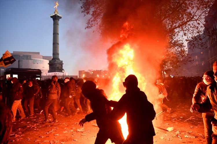 Paris sokaklarında meydan savaşı: Polisten göstericilere şiddet