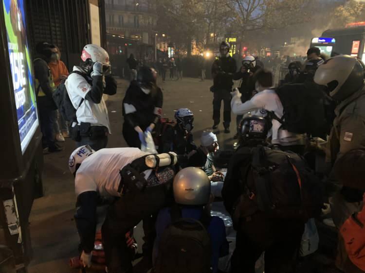 Paris sokaklarında meydan savaşı: Polisten göstericilere şiddet