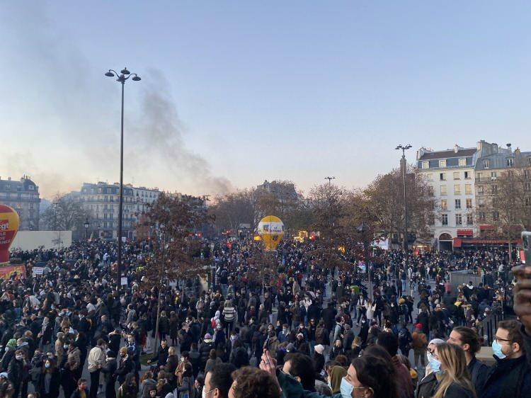 Paris sokaklarında meydan savaşı: Polisten göstericilere şiddet