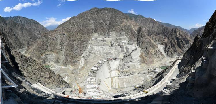 <p>Artvin'de, Çoruh Nehri üzerinde yapımı süren ve tamamlandığında 275 metre gövde yüksekliğine ulaşacak olan Yusufeli Barajı'nın gövdesinin tamamlanmasına 21 metre kaldı. </p>
