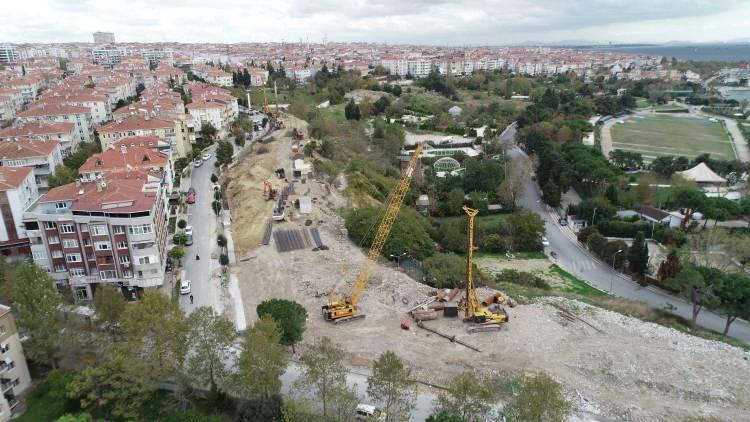 <p>AFAD raporunda Ambarlı Mahallesi Badem, Bayırlı, Bahçe sokakları ve çevresinde 2004 yılı ilkbahar aylarından itibaren başlayan kütle hareketinin günümüze kadar sürdüğü, arazi etütleri, aletsel gözlemler, mühendislik jeolojisi çalışmaları ve sayısal analizler ile desteklenen bu çalışmalar sonucu bu bölgenin Bakanlar Kurulu kararı ile ‘Afete maruz bölge’ olarak tanımlandığı belirtildi. </p>
