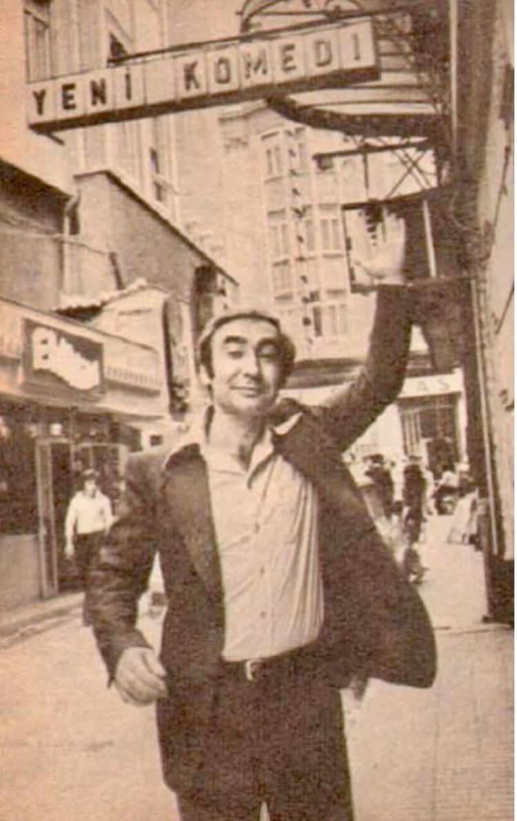 <p>Oyunculuğa başlamadan önce köy öğretmenliği, dolmuş şoförlüğü gibi mesleklerde çalışmıştır.</p>