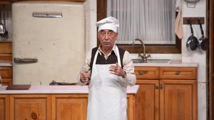 <p>Yıllar sonra yeniden oynamaya başladığı Zengin Mutfağı oyununu, Şehir Tiyatroları'nda ilk kez oynayan ekipte yer alan ve ilk başrolü olan isim yine kendisidir.</p>