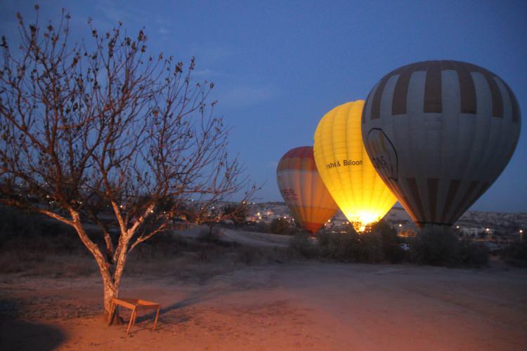 <p>Türkiye'nin en önemli turizm bölgelerinden biri olan Kapadokya'da, günün ilk ışıklarında hareketlilik başlıyor. </p>
