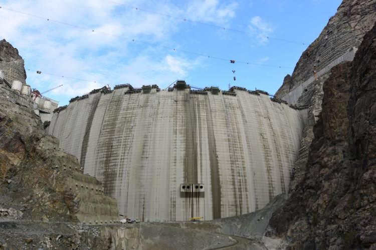 <p>Türkiye sınırları içinde 410 kilometrelik uzunluğa sahip Kuzeydoğu Anadolu’nun en büyük nehirlerinden, Çoruh Nehri üzerinde yapımına devam edilen Yusufeli Barajı ve HES Projesi inşaatı sürüyor. 275 metre gövde yüksekliği ile Türkiye’nin en yüksek, dünyanın ise 'çift eğrilikli ince kemer baraj tipi' kategorisinde 3’üncü en yüksek barajı olacak Yusufeli Barajı’nda, 558 megavat kurulu güce sahip santral ile 2,5 milyon insanın elektrik ihtiyacı karşılanabilecek. </p>