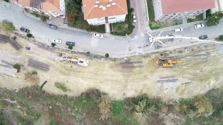 <p>Ambarlı Mahallesi'ndeki Bayırlı, Badem ve Bahçe Sokak'ta bulunan ruhsatlı 57 bina bölgede oturanların önlem alınabileceğine dair tepkilerine rağmen aralıklarla yıktırıldı.</p>