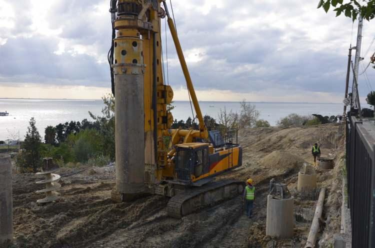 <p>ÇALIŞMA 1,5 KİLOMETRELİK ALANDA</p>
<p>Müteahhit firma temsilcilerinden Ömer Gülcüoğlu, arazideki kayma hareketlerini de dikkatle izlediklerini ve çalışmalarını sürekli bir uzmanla birlikte değerlendirdiklerini söyledi. Gülcüoğlu, “Şu ana kadar yaptığımız ölçümlerimizde sorun yok. Haftada yapılan 1 veya 2 ölçümün sonucunda kazıkların araziye stabil yapı sağladığını görüyoruz. Danışman hocamız ile sürekli görüşüyoruz. Yaklaşık 1 kilometrelik alanda çalışmamız var.” diye konuştu.</p>
<p><br />
</p>
<p> </p>