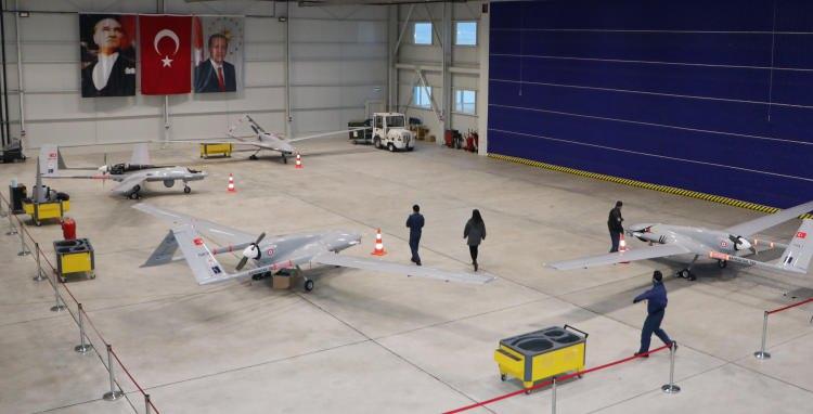<p>Türkiye’de 2016’dan itibaren kullanılmaya başlanan ve o tarihten itibaren düzenlenen operasyonlarda binlerce terör örgütü mensubunun etkisiz hale getirilmesinde etkili olan hava araçları ile önemli başarılar elde ediliyor.</p>