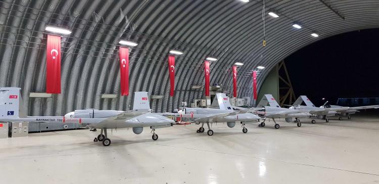 <p><strong>HAVADA VE DENİZDE KUŞ UÇMAYACAK</strong></p>
<p>Oktay yeni projeler hakkında ise şu bilgileri verdi: Atak helikopterimiz, Bayraktar TB2 ve Anka İHA'larımızın seri üretim ve teslimatları devam ederken, Gökbey helikopterimiz ve Akıncı İHA'nın seri üretimine yönelik test faaliyetlerinde son aşamaya gelinmiştir. İHA'lar için yerli ve millî imkânlarla geliştirilen PD-170 motorunun teslimatları devam ediyor. </p>