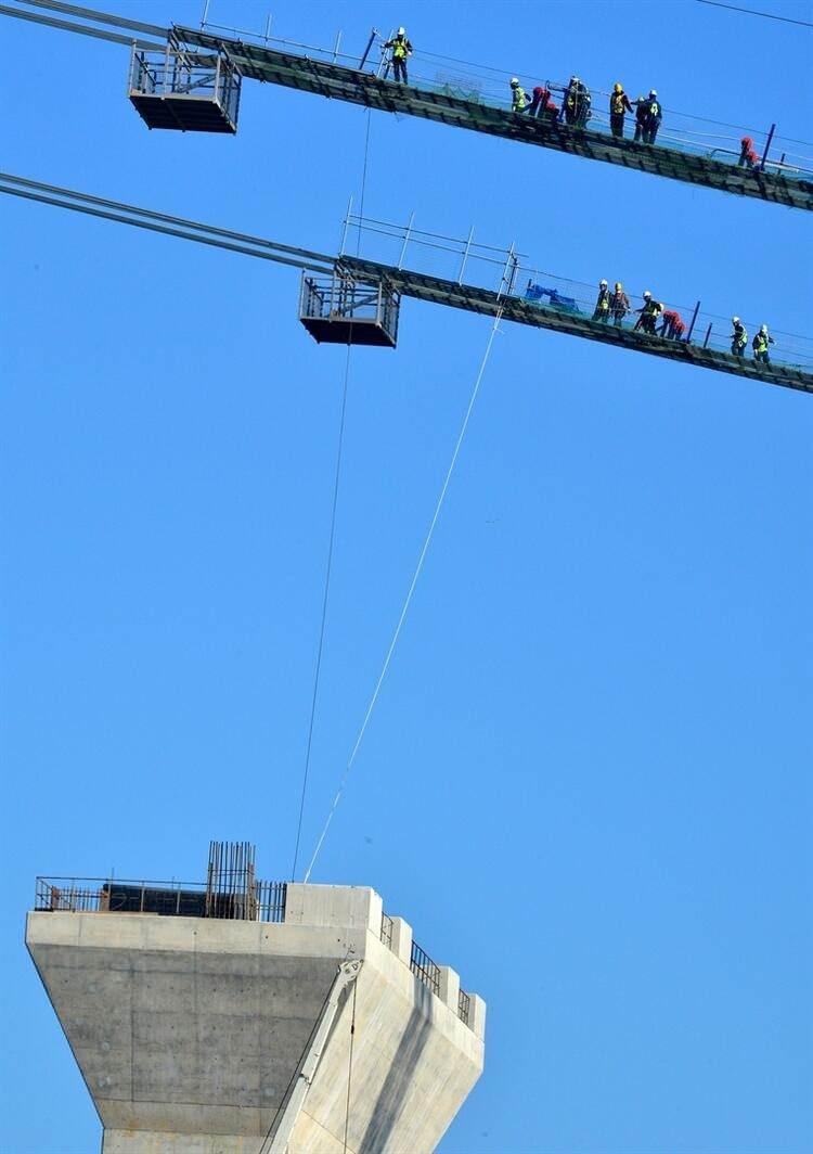 <p>Tasarımı inceliklerle &ouml;r&uuml;len 1915 &Ccedil;anakkale K&ouml;pr&uuml;s&uuml;'n&uuml;n iki ayak aralığı T&uuml;rkiye Cumhuriyeti'nin kuruluşunun 100'&uuml;nc&uuml; yılıyla anlamlandırılarak 2023 metre olarak planlandı.</p>

<p>&nbsp;</p>
