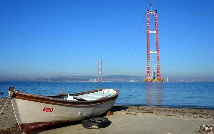 <p>Orta a&ccedil;ıklığı 2023 metre, 770'er metre yan a&ccedil;ıklıklar, 365 ve 680 metrelik yaklaşım viyad&uuml;kleriyle &Ccedil;anakkale Boğazı'nın ilk asma k&ouml;pr&uuml;s&uuml;n&uuml;n toplam uzunluğu 4 bin 608 metreyi bulacak.</p>

<p>&nbsp;</p>
