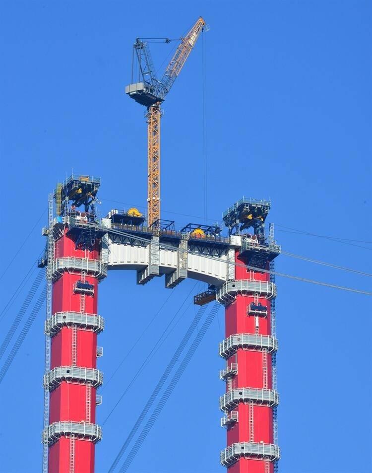 <p>"2x3" şeritle hizmet verecek k&ouml;pr&uuml;n&uuml;n tabliyesi 45,06 metre genişlik ve 3,5 metre y&uuml;kseklikte olacak. Tabliyenin her iki tarafında inşa edilecek y&uuml;r&uuml;me yolları, bakım onarım amacıyla kullanılacak.</p>

<p>&nbsp;</p>
