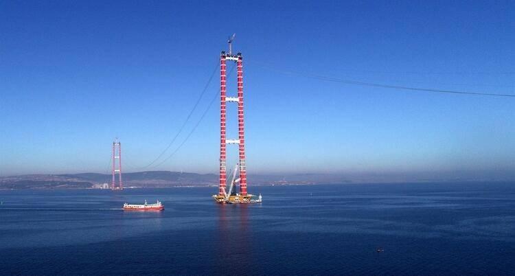 <p>&Ccedil;anakkale Deniz Zaferi'nin 107'nci yıl d&ouml;n&uuml;m&uuml;ne rastlayan 18 Mart 2022'de a&ccedil;ılması planlanan k&ouml;pr&uuml;, uluslararası bir koridorun da tamamlayıcısı olacak. K&ouml;pr&uuml;, Avrupa'dan gelip T&uuml;rkiye'nin d&ouml;rt bir yanına gidecek s&uuml;r&uuml;c&uuml; ve yolcular tarafından yoğun kullanılacak.</p>

<p>&nbsp;</p>
