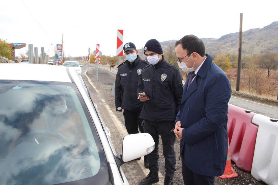 <p> Tabi tedbirleri almak yeterli olmuyor kurallara da uymak çok önemli. Münferit hadiseler olsa da genel olarak vatandaşlarımız kurallara uydular. </p>
