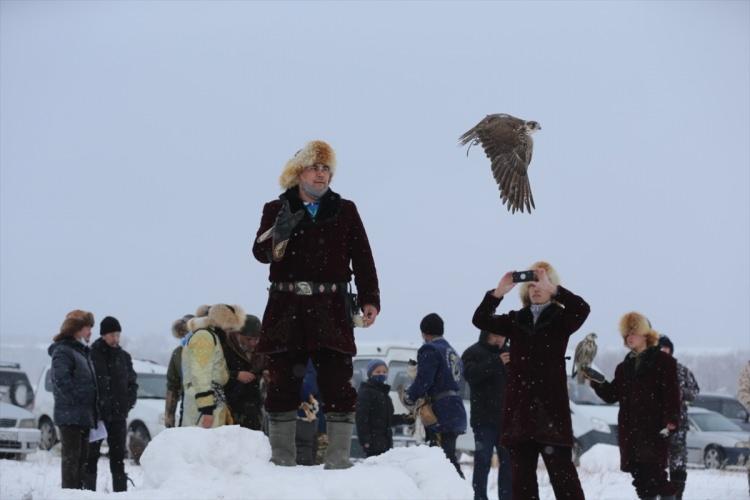 <p>Jaksıbay, dünyada sadece Kazakistan’da kartalla avcılığın spor dalı olarak kabul edildiğinin altını çizerek, “Biz kartalla avcılığı, bu gibi çeşitli turnuvalarla spor dalı olarak korumayı amaçlıyoruz. Ayrıca Dünya Etnospor Konfederasyonu ile da sıkı iş birliği içindeyiz.” dedi.</p>