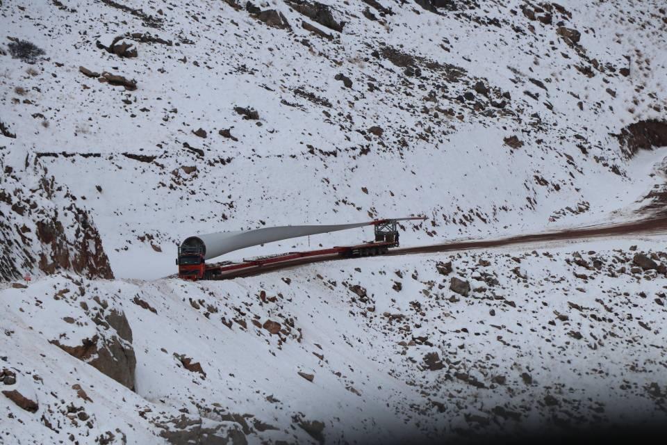<p>Van'daki bağlama RES'in, 2021 yıl ortasına kadar tam kapasiteyle faaliyete geçirilmesi planlanıyor. FİNA Enerji Genel Müdürü Koray Kıymaz, bağlama RES projesine başlarken çok cesur bir yatırım kararı verdiklerini belirterek, "Türkiye'nin en doğusundaki, en yüksekteki RES'ini Van'a kurduk. </p>